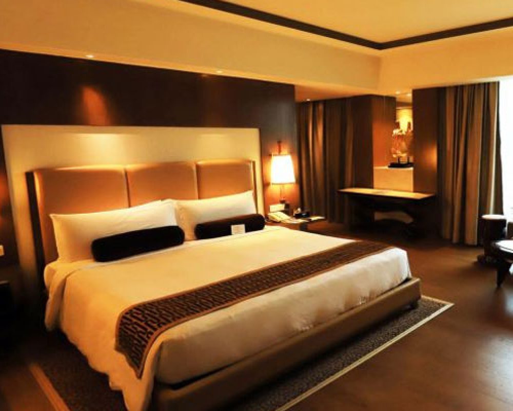 crowne-gal1